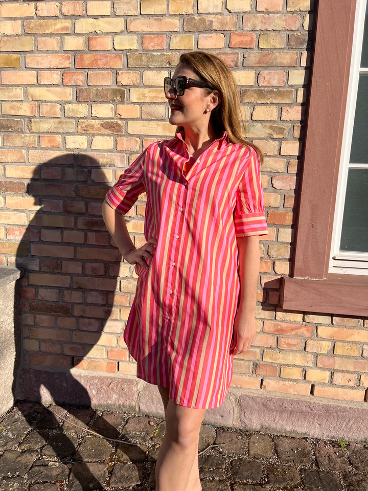 Hemdblusen-Kleid im pinken Streifen-Design