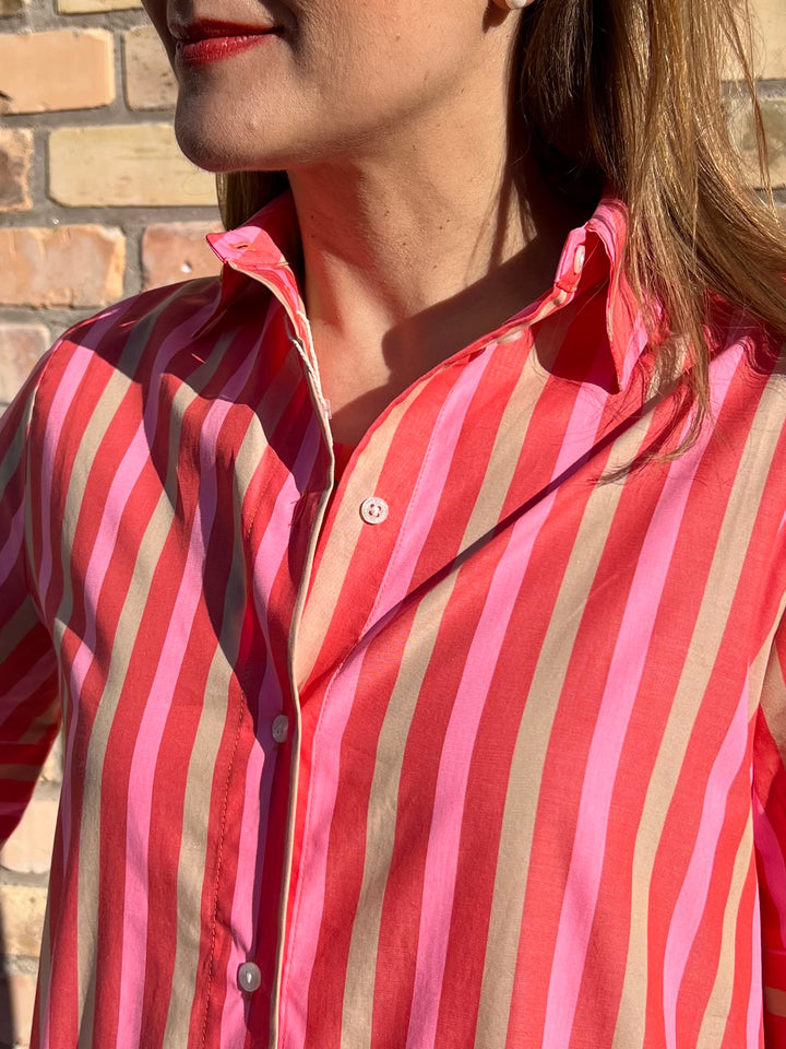 Hemdblusen-Kleid im pinken Streifen-Design