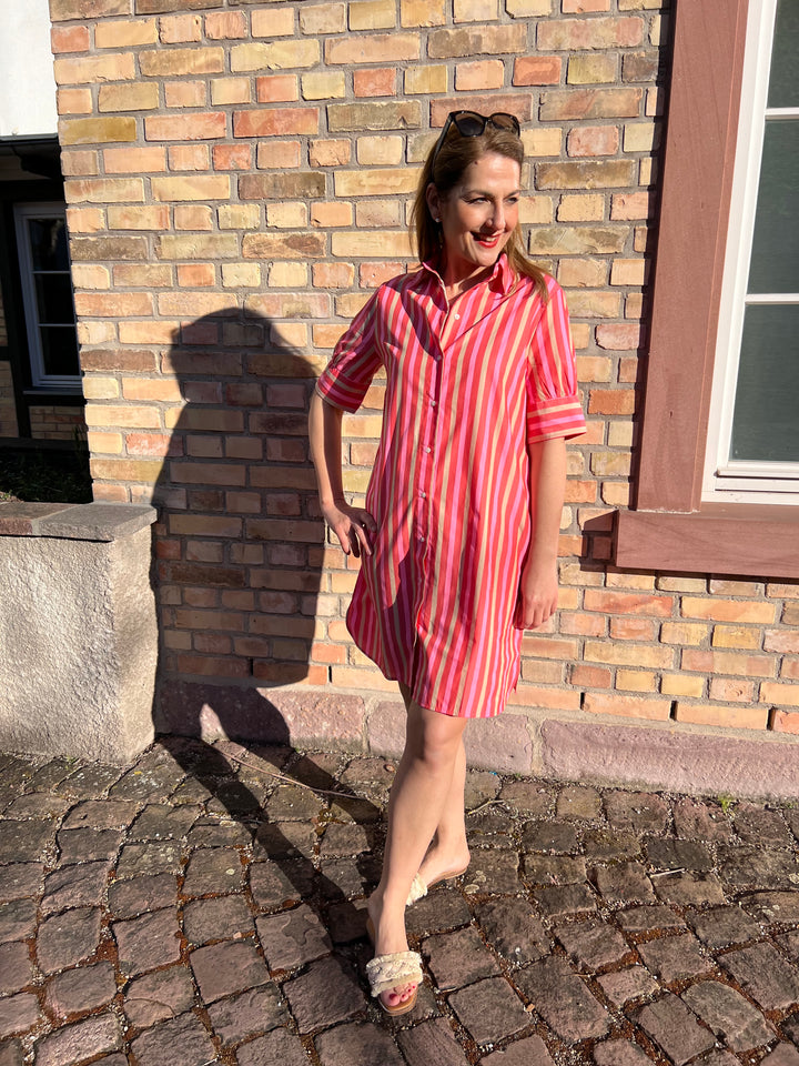 Hemdblusen-Kleid im pinken Streifen-Design