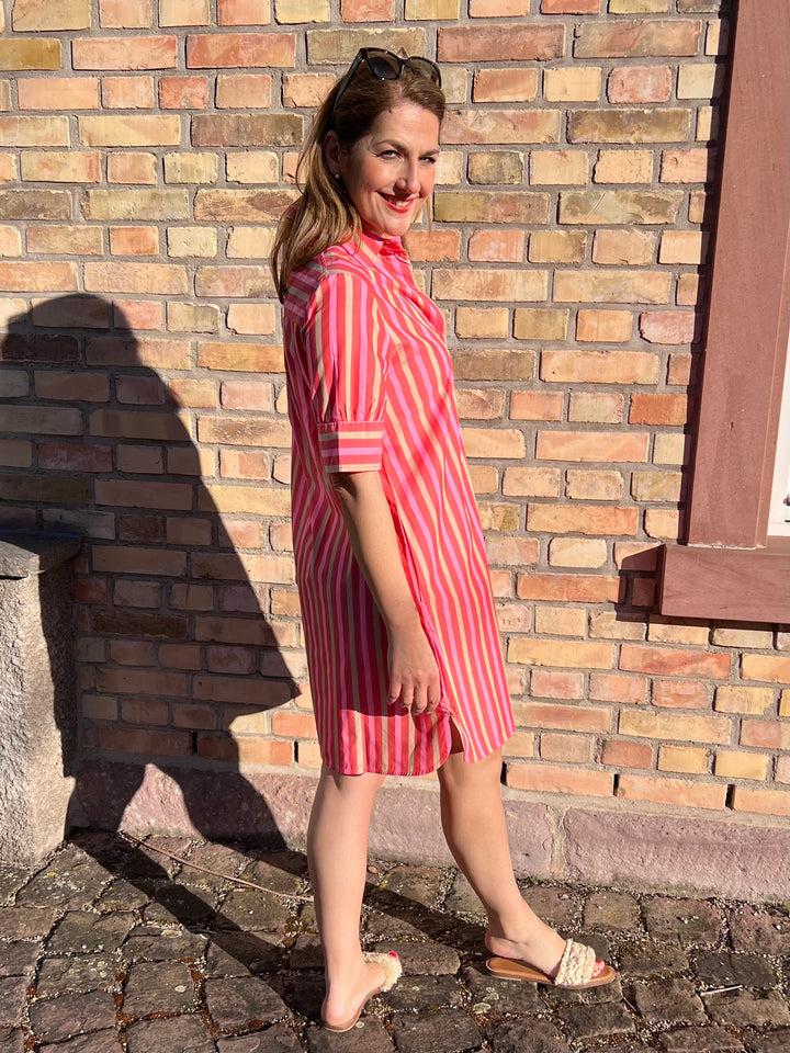 Hemdblusen-Kleid im pinken Streifen-Design