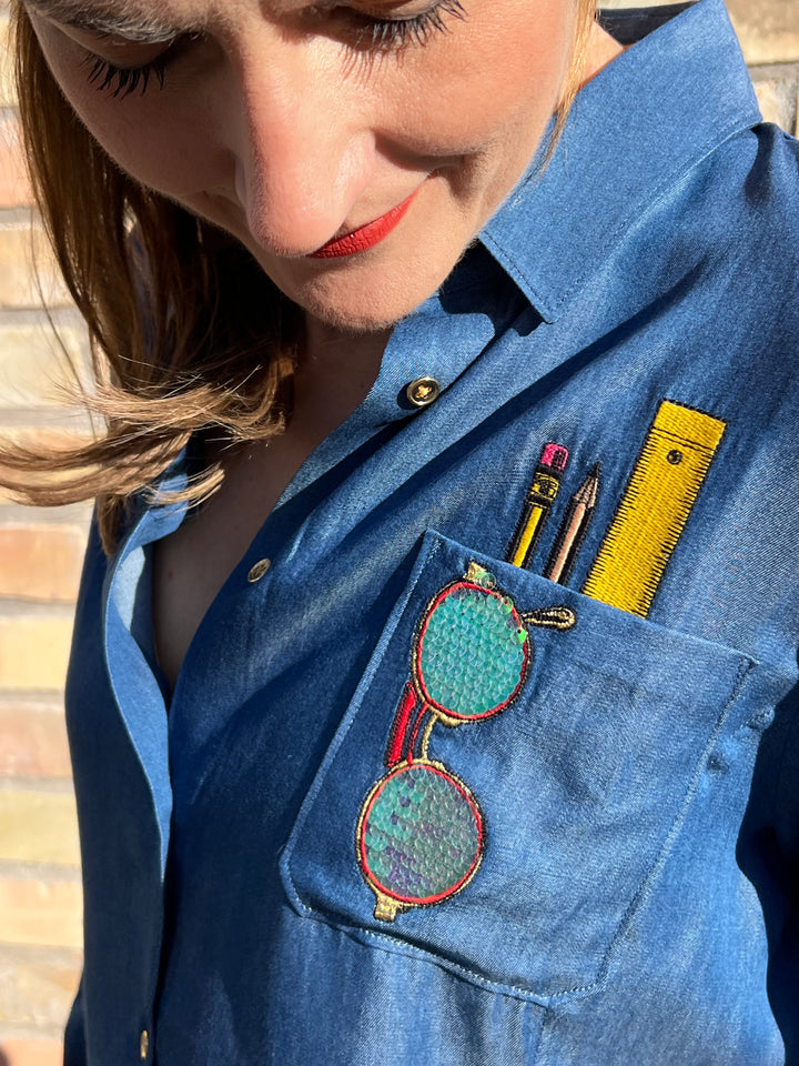 Denim-Bluse mit besticktem Brillen Style