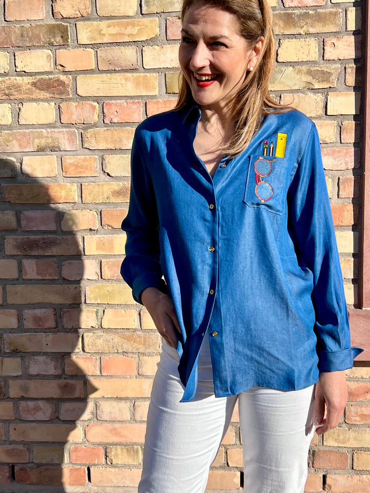 Denim-Bluse mit besticktem Brillen Style