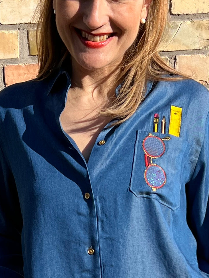 Denim-Bluse mit besticktem Brillen Style