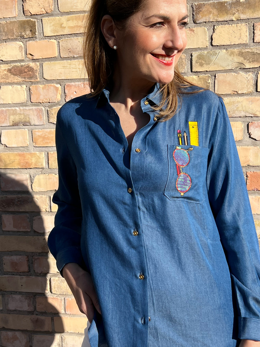 Denim-Bluse mit besticktem Brillen Style